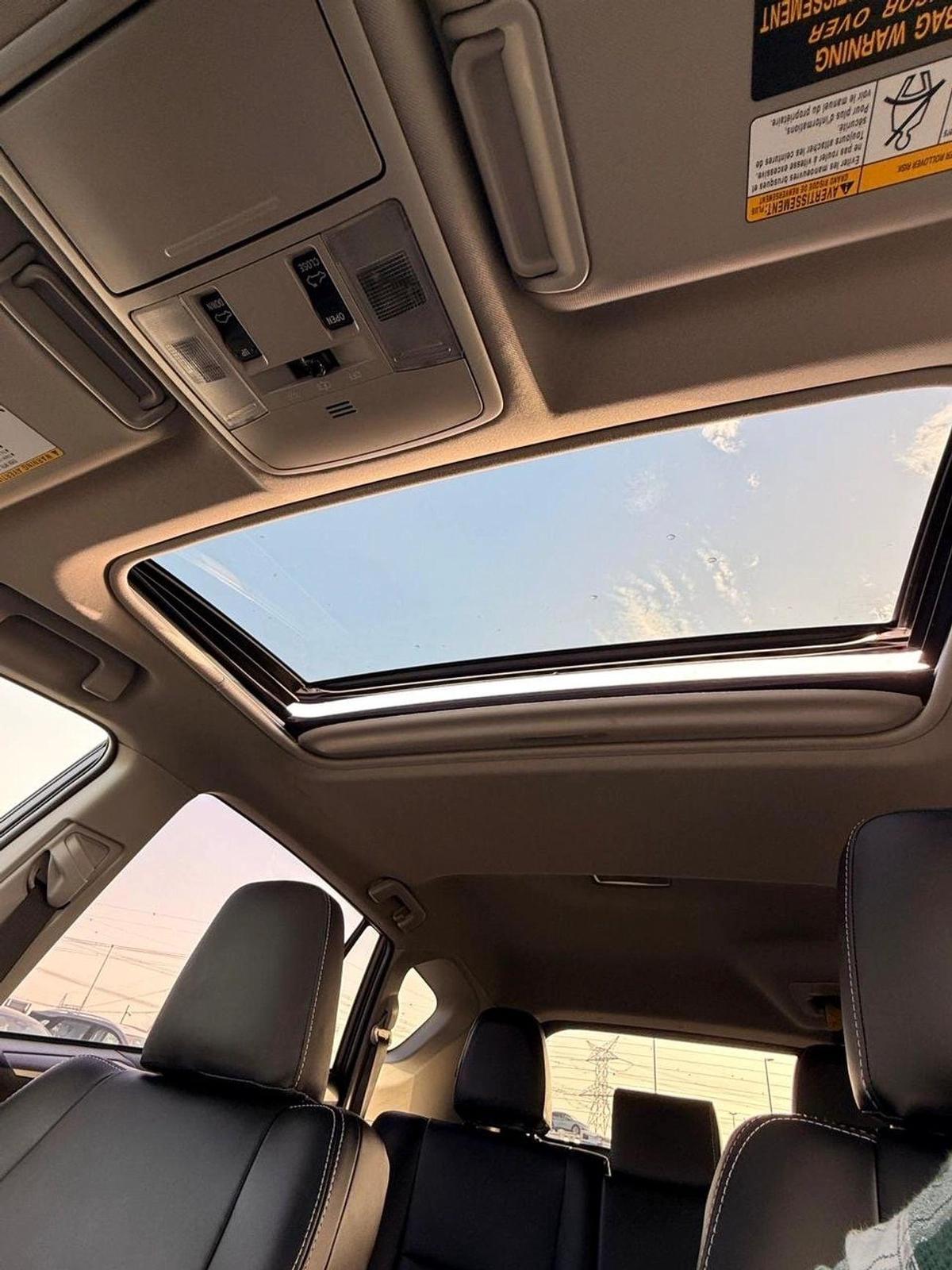 Toyota RAV4 XLE // sunroof,, leather seats// full option 2018-9-9