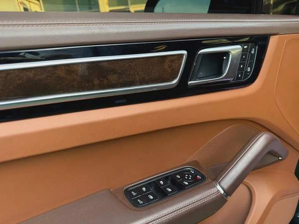 Porsche cayenne coupe model 2023 gcc original paint بورش كايان كوب ٢٠٢٣ خليجي صبغ وكالة