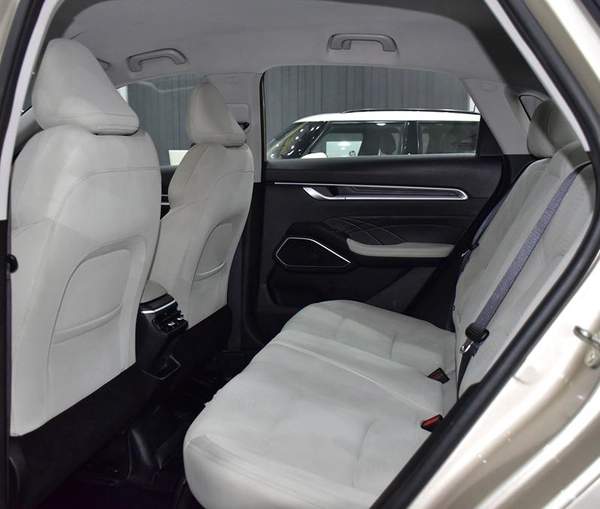 Geely Emgrand 1.5L ( 2024 Model ) in Golden Color GCC Specs