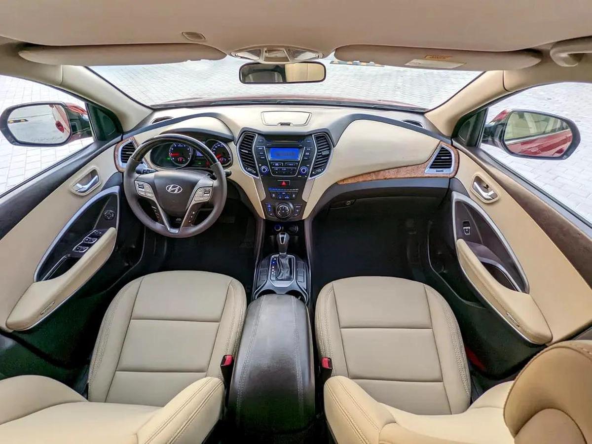 Hyundai Santa Fe 2016 GCC Mint Condition With Beige Interior Super 7 Seater Family SUV-4-4