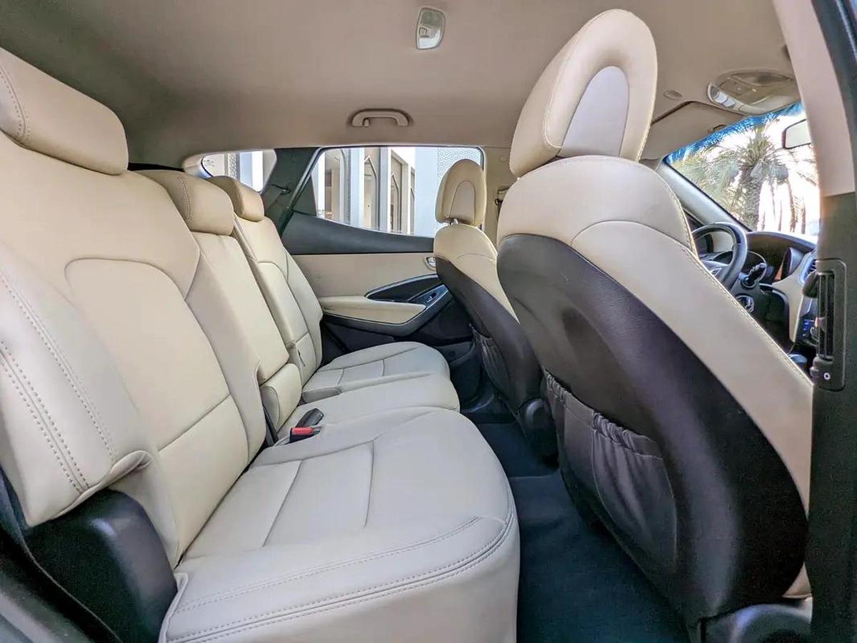 Hyundai Santa Fe 2016 GCC Mint Condition With Beige Interior Super 7 Seater Family SUV-1-1