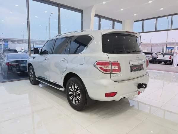 نيسان باترول SE V6 فضي / اسود خليجي Nissan Patrol SE V6 2018 - GCC Specs - Excellent Condition