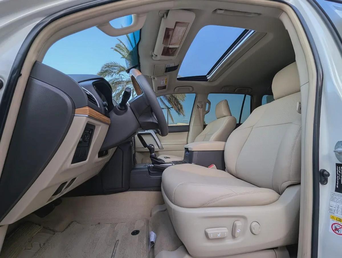 TOYOTA PRADO 2019 VXR TOP FULL OPTION GCC V6 4.0L IN EXCELLENT CONDITION-3-3