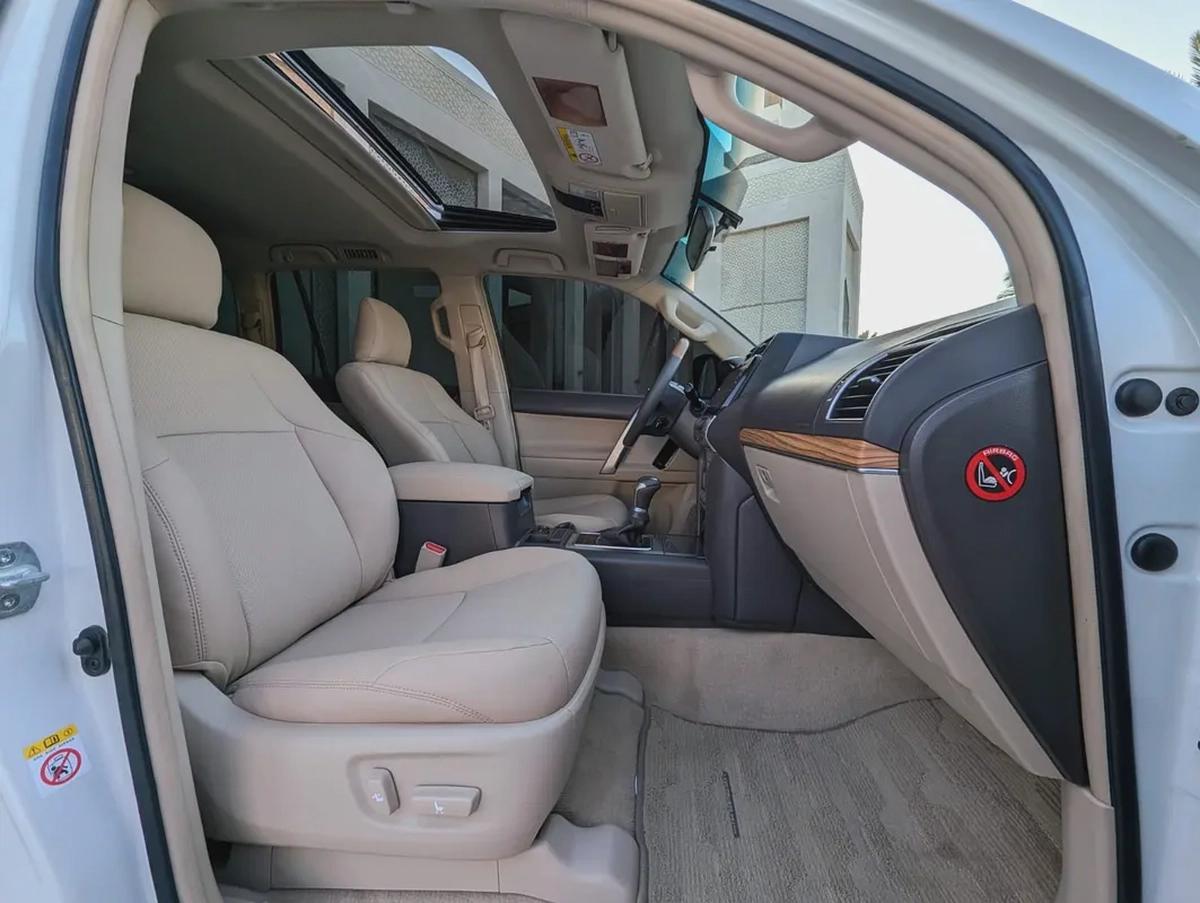 TOYOTA PRADO 2019 VXR TOP FULL OPTION GCC V6 4.0L IN EXCELLENT CONDITION-4-4