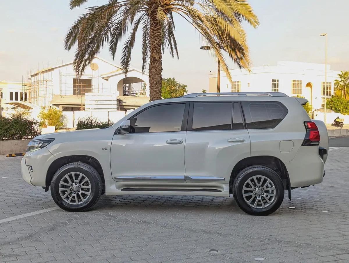 TOYOTA PRADO 2019 VXR TOP FULL OPTION GCC V6 4.0L IN EXCELLENT CONDITION-16-16