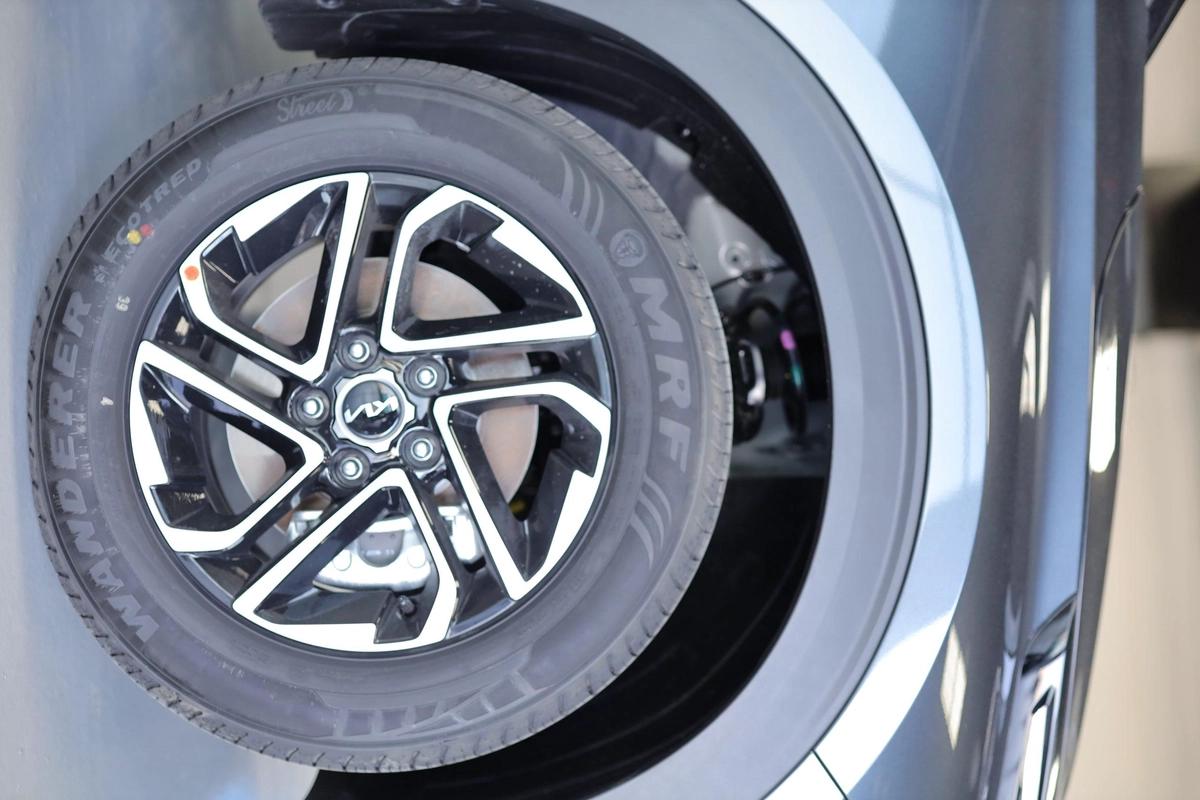 KIA CARENS 1.5L 7-SEATS MODEL 2025 GCC SPECS-20-20