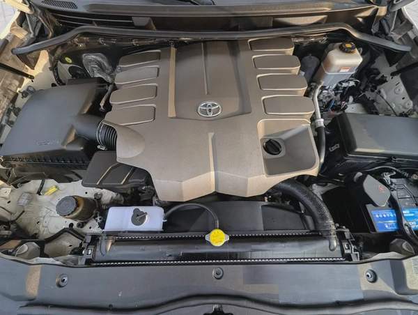 TOYOTA LAND CRUISER 2020 GXR GRAND TOURING V8 FULL OPTION GCC IN EXCELLENT CONDITION