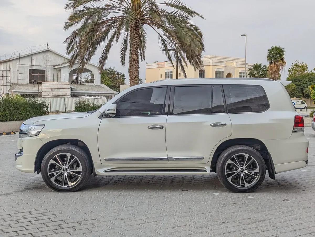 TOYOTA LAND CRUISER 2020 GXR GRAND TOURING V8 FULL OPTION GCC IN EXCELLENT CONDITION-15-15