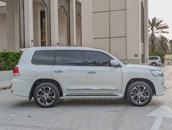 TOYOTA LAND CRUISER 2020 GXR GRAND TOURING V8 FULL OPTION GCC IN EXCELLENT CONDITION