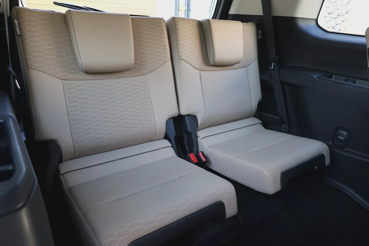 TOYOTA PRADO 2024-GXR-60000KM-GCC SPECS-UNDER WARRANTY SERVICE-19-19