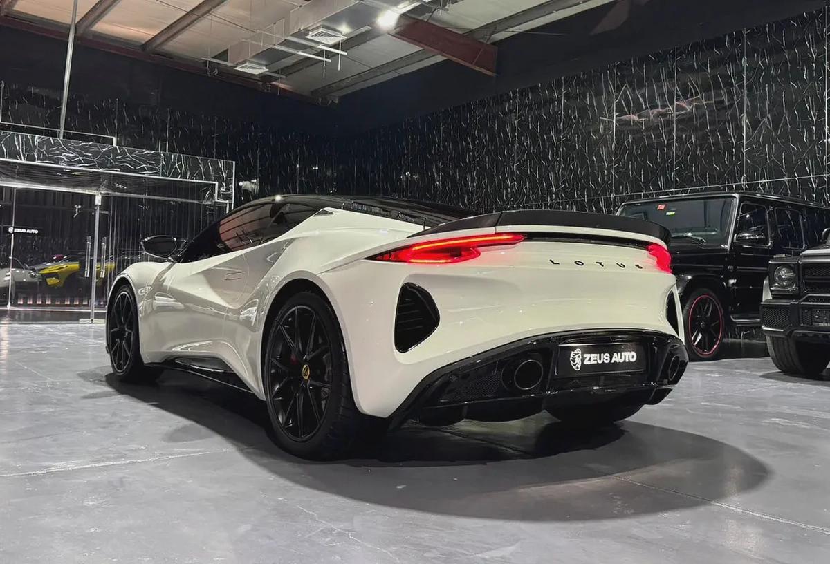 Lotus Emira 2024 GCC specs for 299,000.00 AED-4-4