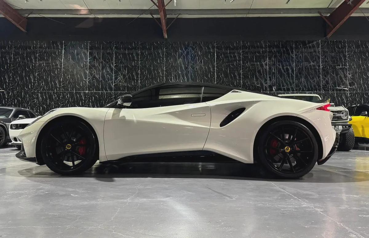 Lotus Emira 2024 GCC specs for 299,000.00 AED-5-5