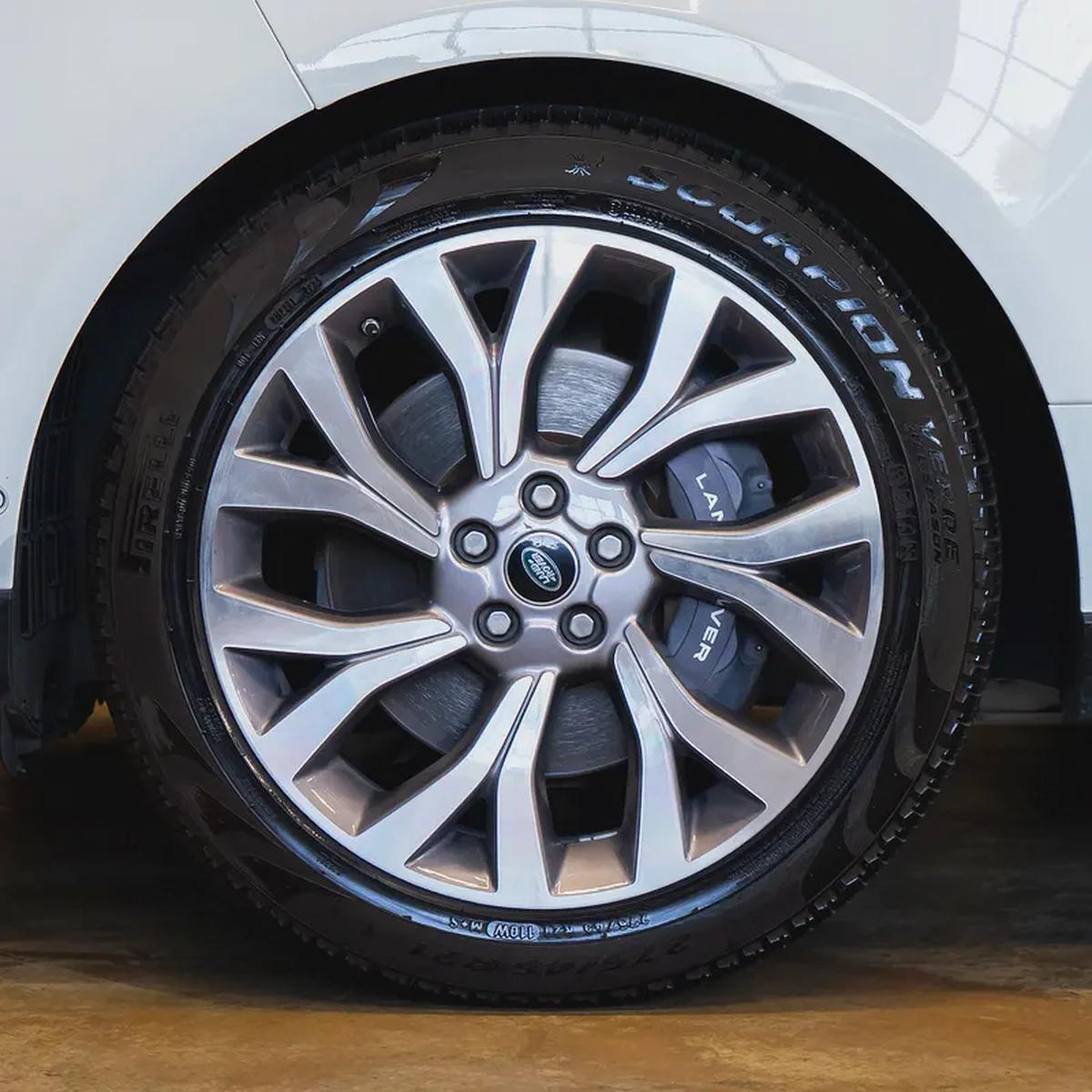 AED 3,161 pm • 0% Downpayment • Range Rover Vogue SE P400 • 1 Year Warranty-4-4
