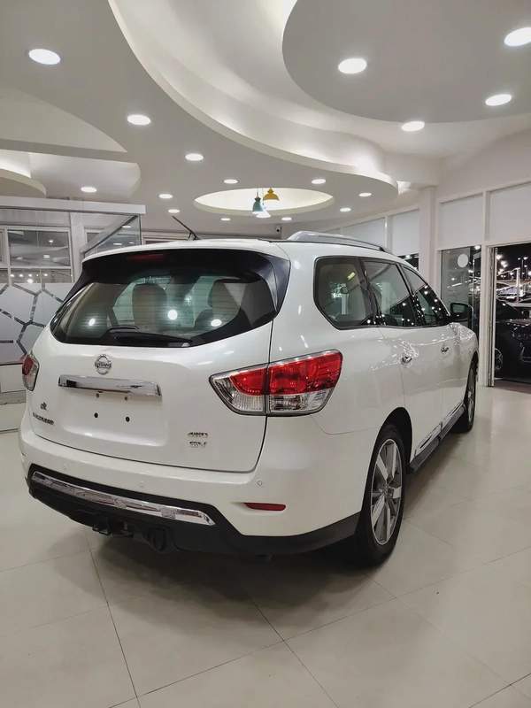 Nissan pathfinder SV 2017