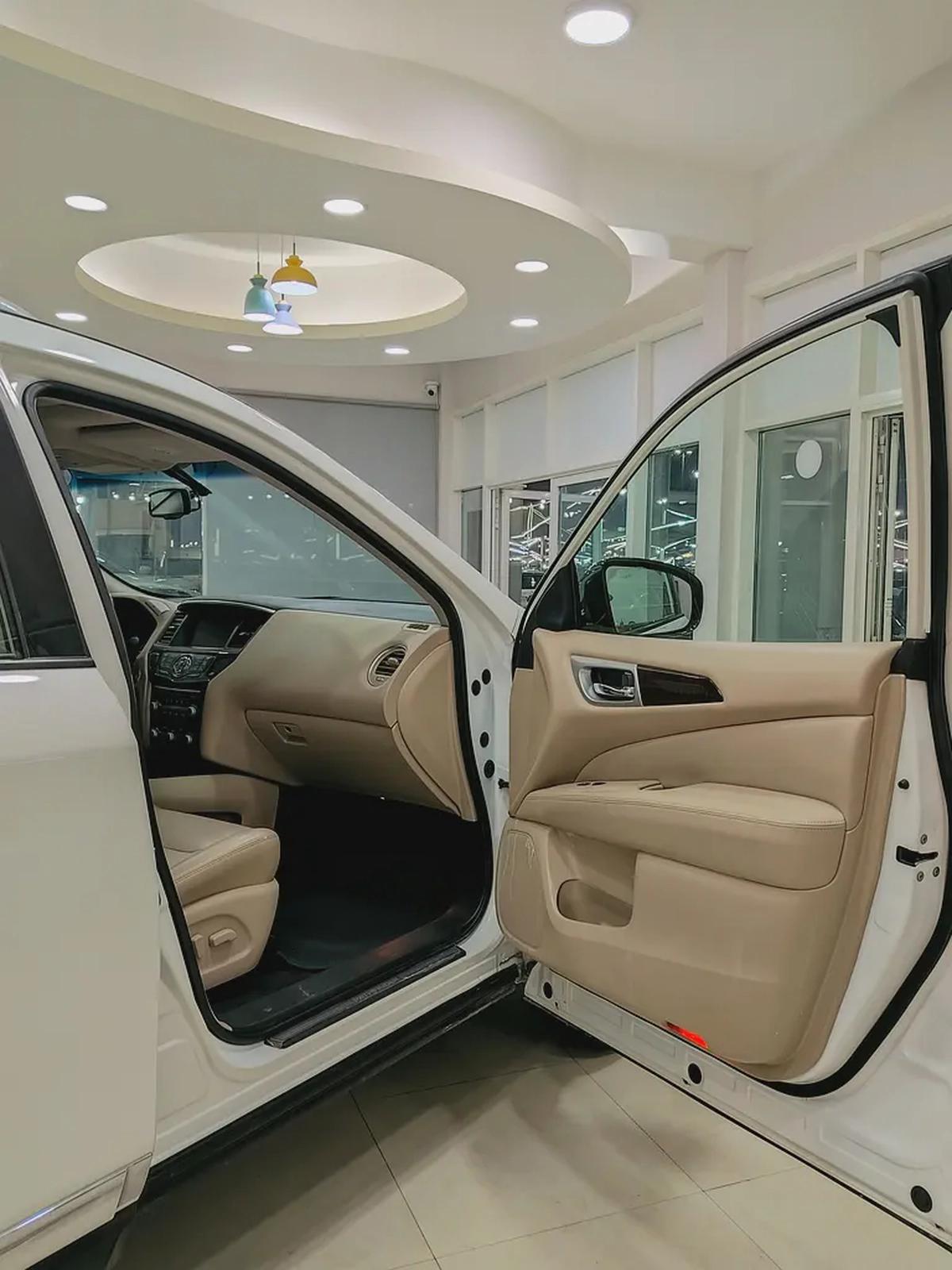 Nissan pathfinder SV 2017-7-7