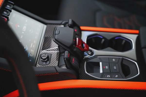 2025 LAMBORGHINI URUS SE