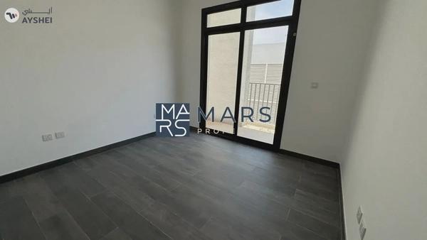 End Unit Villa With Study Room in Excellent Community