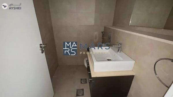 End Unit Villa With Study Room in Excellent Community