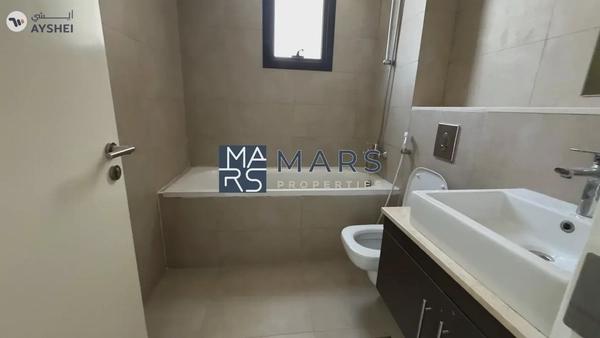 End Unit Villa With Study Room in Excellent Community