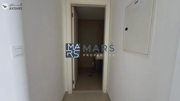 End Unit Villa With Study Room in Excellent Community