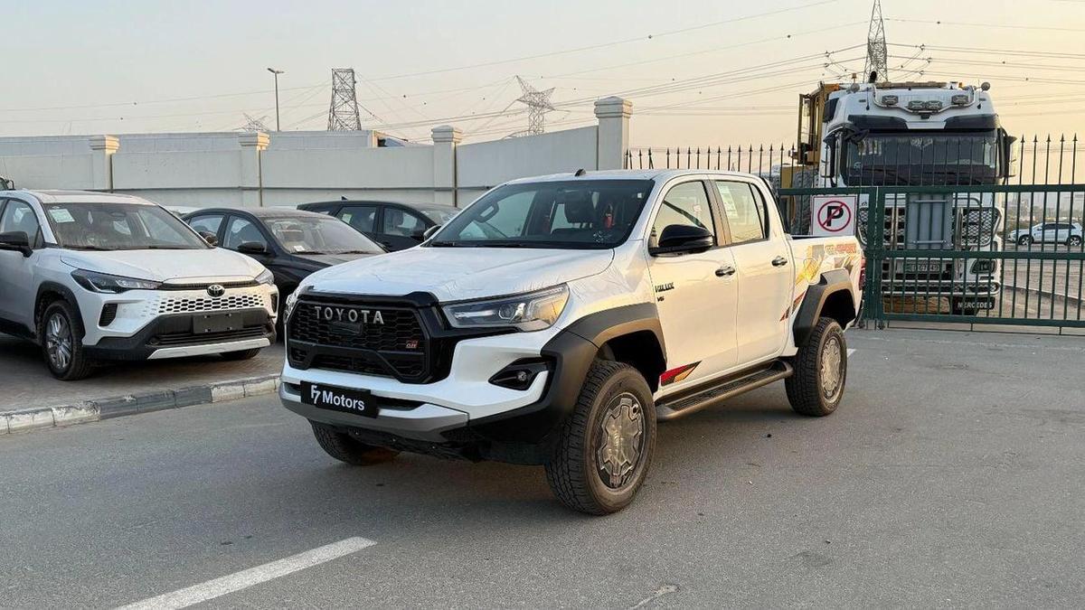 Toyota Hilux GR Sport 4.0L - Toyota Hilux - 2025 – 4.0L V6 4x4 (GCC)-2-2