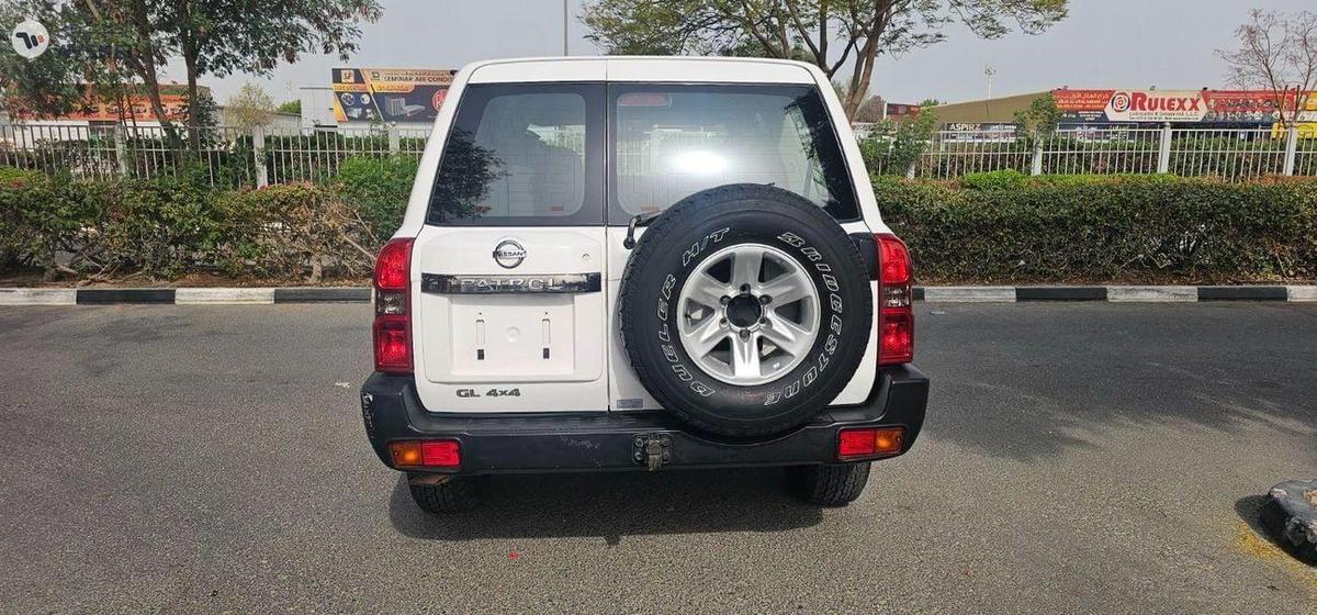 Nissan Patrol Safari GL 4.8L A/T (9 Seater)-5-5