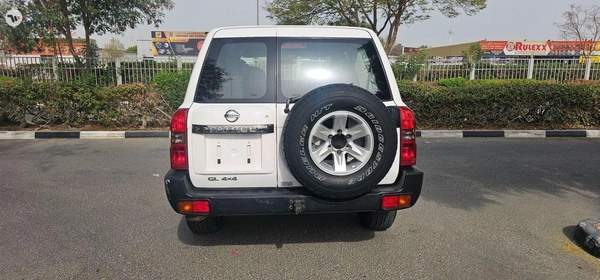 Nissan Patrol Safari GL 4.8L A/T (9 Seater)