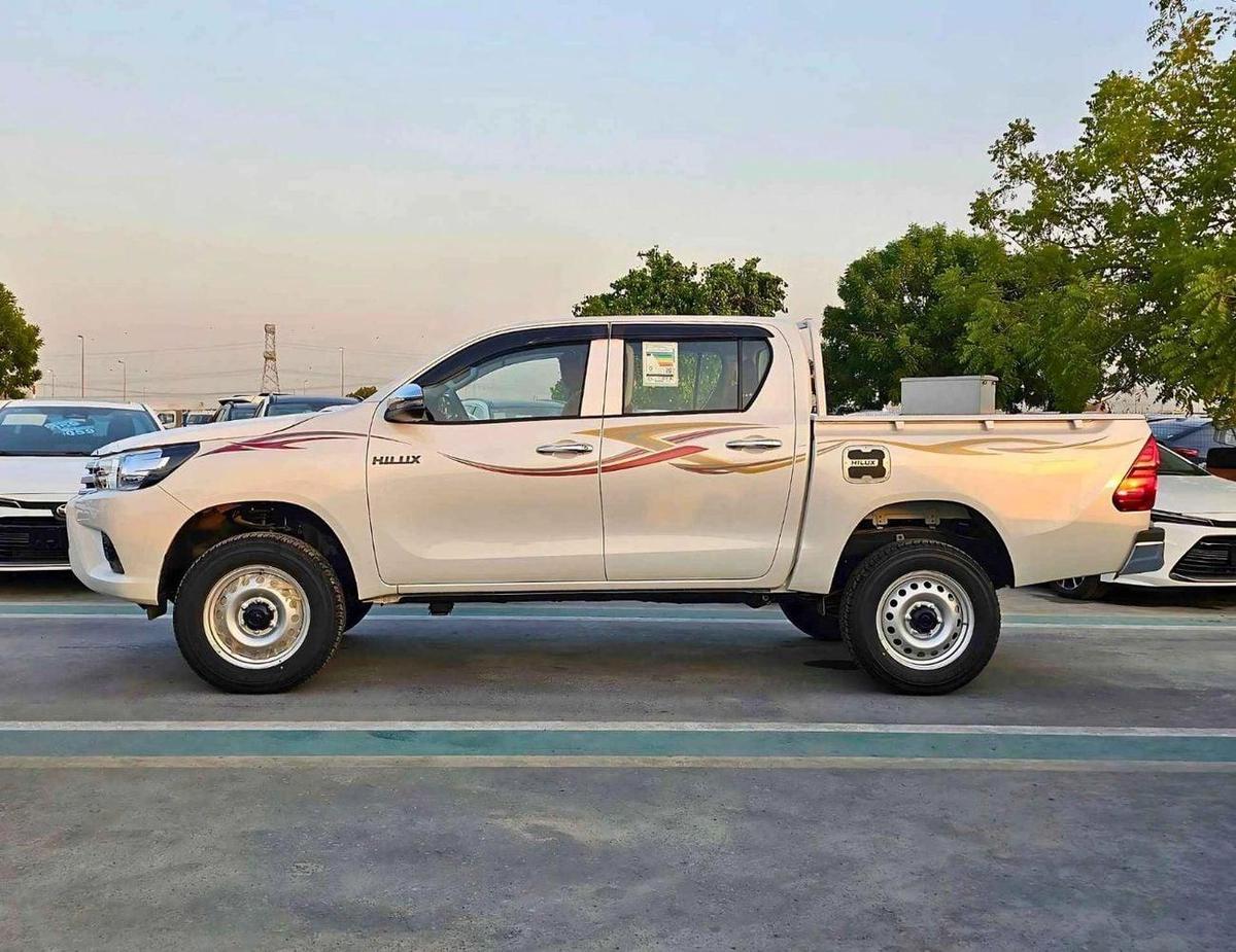 Toyota Hilux NARROW BODY BASIC/ DOUBLE CABIN/ PWR WINDOWS/ KEYLESS ENTRY/ 2 ABG DIESEL AT 2.4L V4 4WD-3-3
