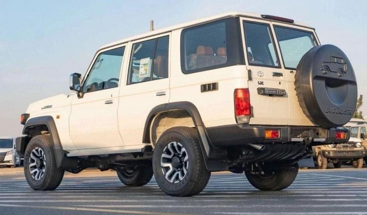 Toyota Land Cruiser 70 LX 2.8L LX 2.8L-4-4