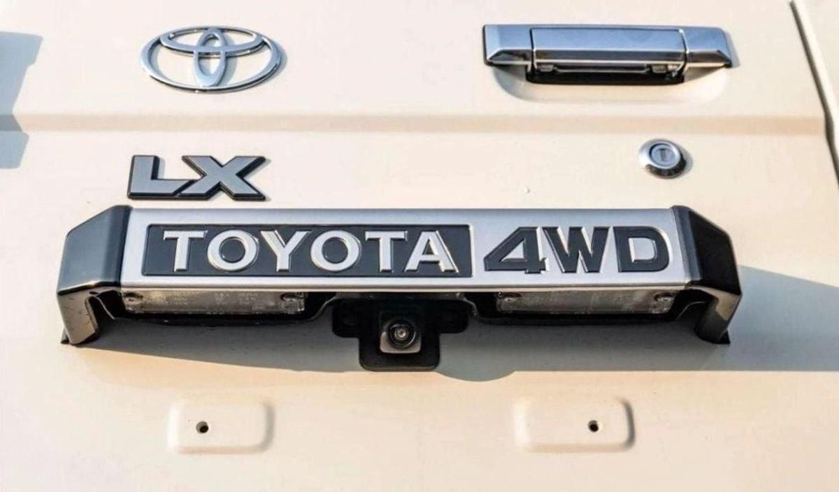 Toyota Land Cruiser 70 LX 2.8L LX 2.8L-8-8