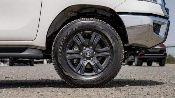 Toyota Hilux DC 2.7P AT mid option 4X4 MY2025 – WHITE