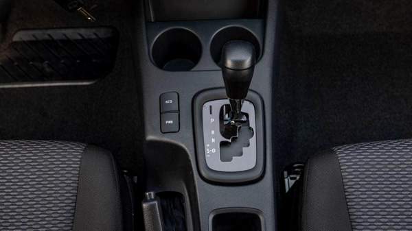 Toyota Hilux DC 2.7P AT mid option 4X4 MY2025 – WHITE