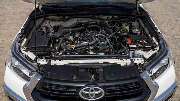 Toyota Hilux DC 2.7P AT mid option 4X4 MY2025 – WHITE