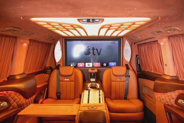 Brand New Mercedes Benz V300-GCC-VIP Upgrades-Exclusive Transportation-Mercedes Warranty till 2027