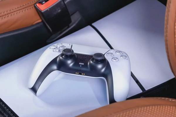 Brand New Mercedes Benz V300-GCC-VIP Upgrades-Exclusive Transportation-Mercedes Warranty till 2027