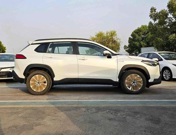 Toyota Corolla Cross HYBRID / FULL OPTION / SUNROOF / LEATHER /17"ALLOY WHEELS (CODE # XLE)