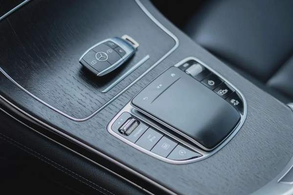 MERCEDES-GLC300 2021