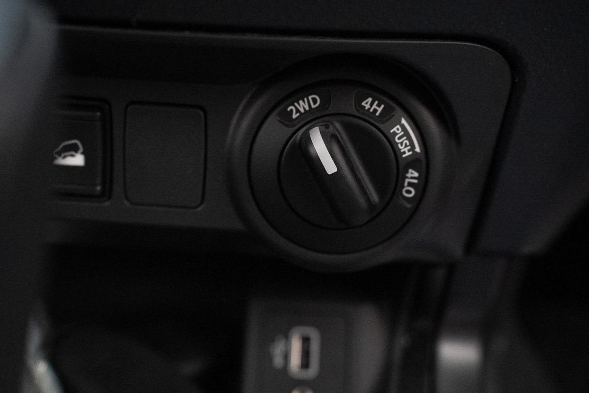 NISSAN NAVARA 2.5 DIESEL PRO4X 4X4 AT 2025-14-14