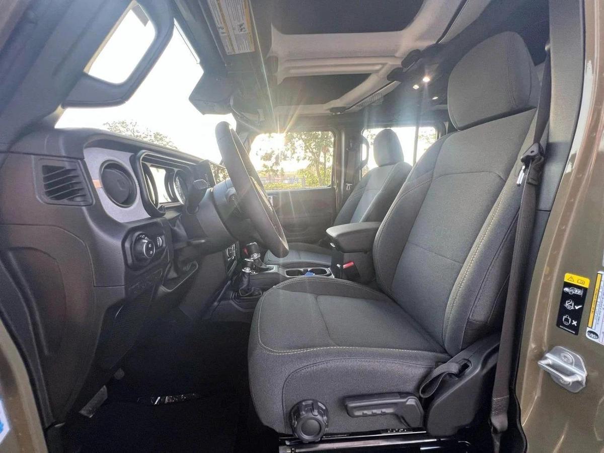 Jeep Wrangler Unlimited Sport S 2.0L A/T-6-6