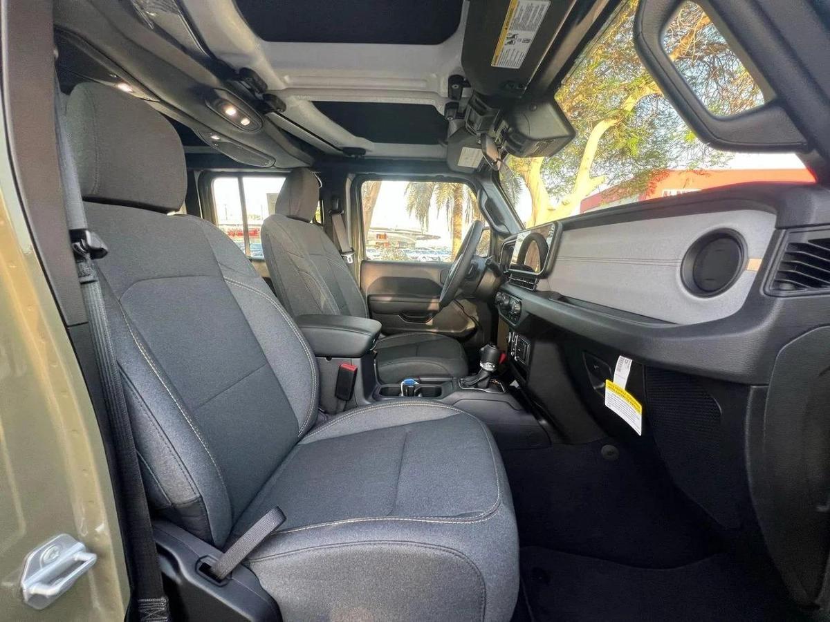 Jeep Wrangler Unlimited Sport S 2.0L A/T-5-5