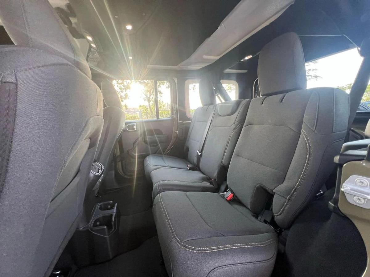 Jeep Wrangler Unlimited Sport S 2.0L A/T-2-2