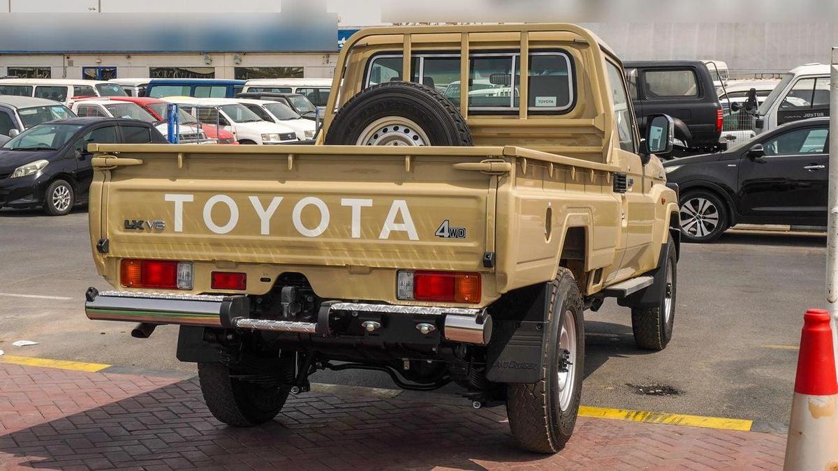 Toyota Land Cruiser Pick Up 4.0L V6 Oman Specs-14-14