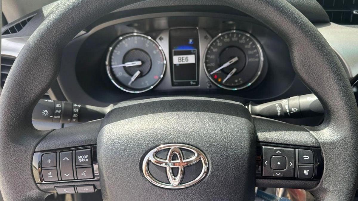 Toyota Hilux Toyota hilux 2.7L petrol AT MY25 SR5-15-15