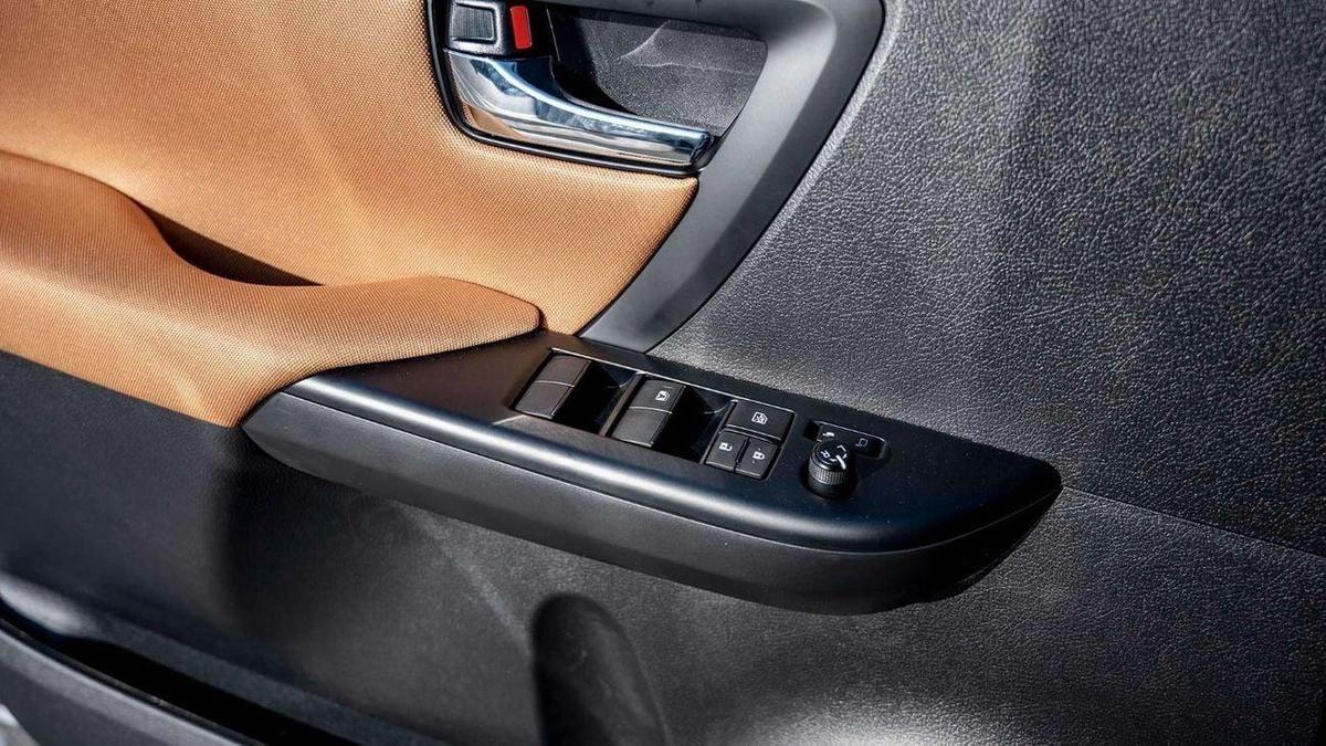 Toyota Fortuner-10-10