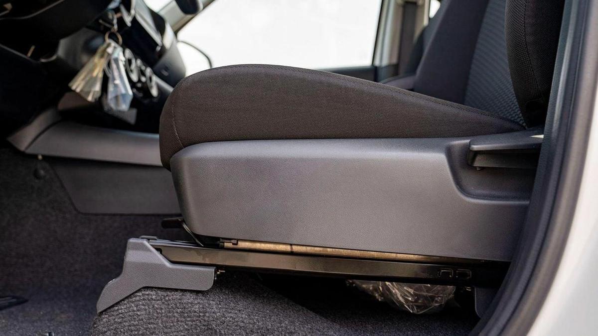 Toyota Hilux AT 2.7 MID OPTION-7-7