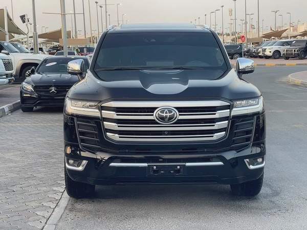 تويوتا لاند كلوزر VXR توين تيربو فل 2023 Toyota Land Cruiser VXR - GCC Specs - Pristine Condition