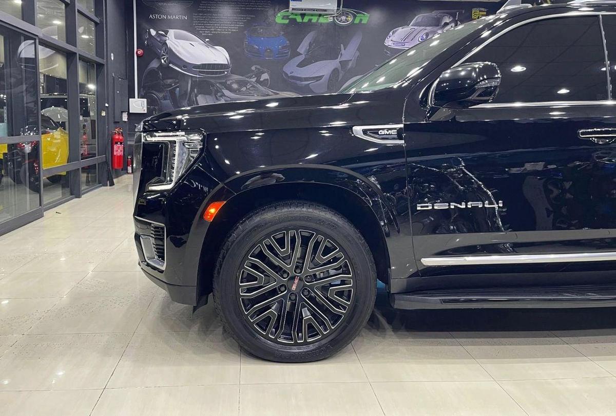 GMC Yukon Denali 6.2L (8 Seater)-4-4