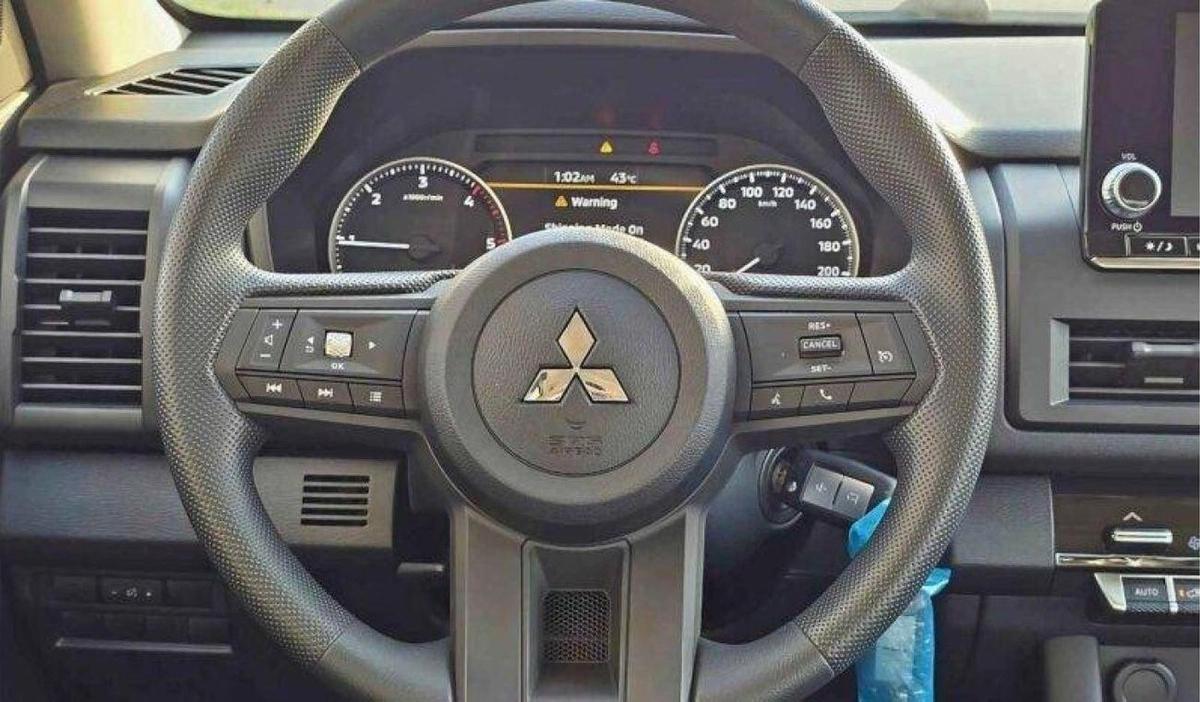 Mitsubishi L200 Mitsubishi L200 Sportero 2.4L diesel MY2025 FOR export only-7-7