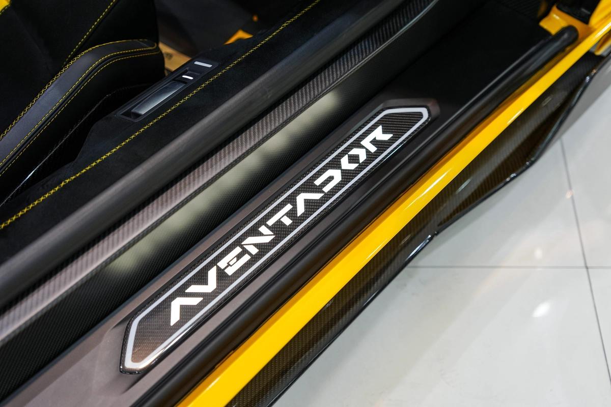 Lamborghini Aventador SVJ Roadster 1 of 800 2020-12-12