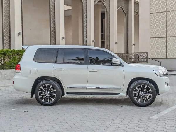 TOYOTA LAND CRUISER 2019 DIESEL V8 D-4D GCC ACCIDENT FREE IN EXCELLENT CONDITION